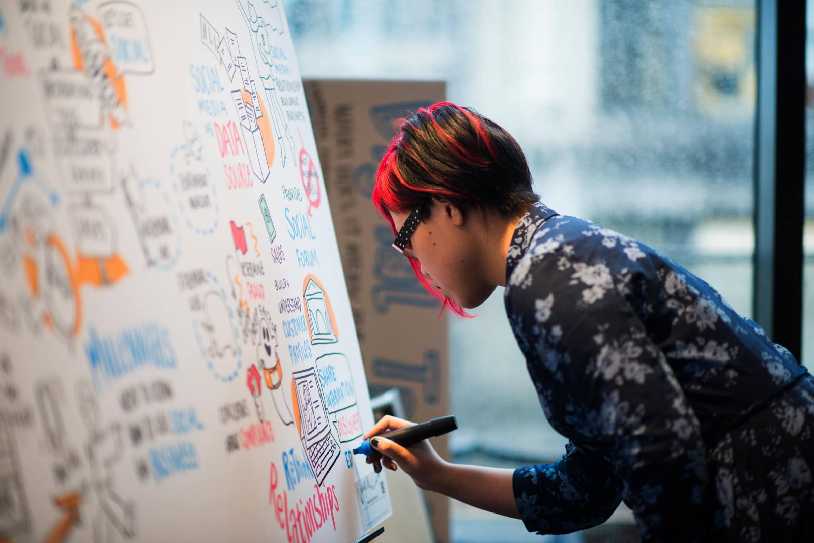 A visual notetaking professional capturing big picture thinking in real time.